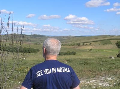 Michael Markwardt betraktar det transsylvanska landskapet. T-shirten köpte han när han deltog i cykelloppet Vättern runt.